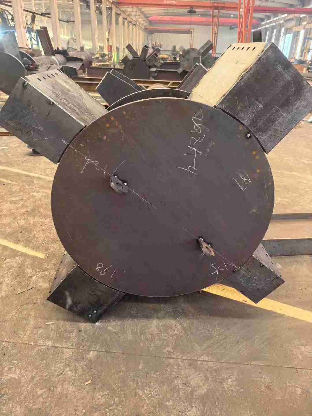 Colonna con struttura in acciaio a tubo circolare