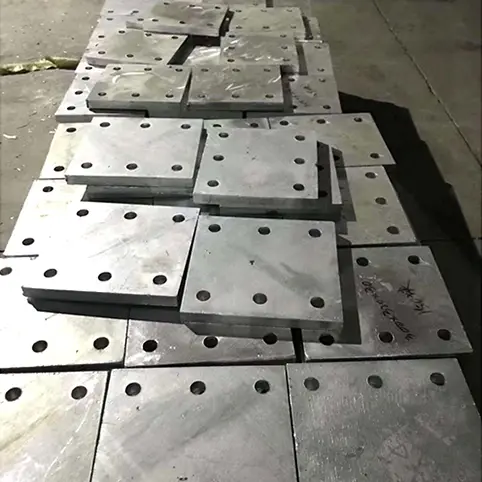 Piastre di base in acciaio incassate per installazione strutturale